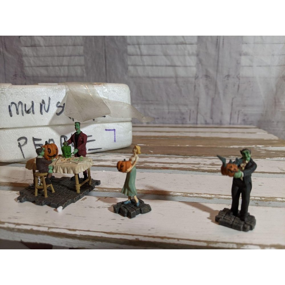 Hawthorne village decorating pumpkins munsters Hal